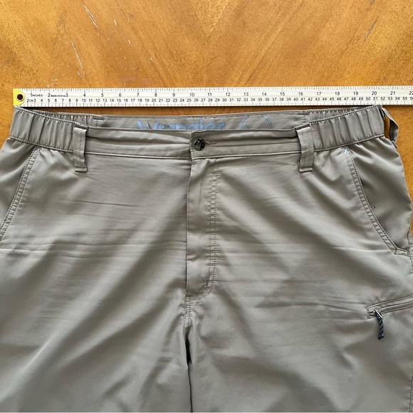 3/$30 Wrangler Shorts Mens Size 40 Khaki zip pockets Athletic Golf Tan Elastic - Picture 6 of 10